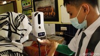 Para siswa yang akan masuk ke kelas dan pulang dicek satu suhu tubuh dan kesehatan terlebih dahulu. 