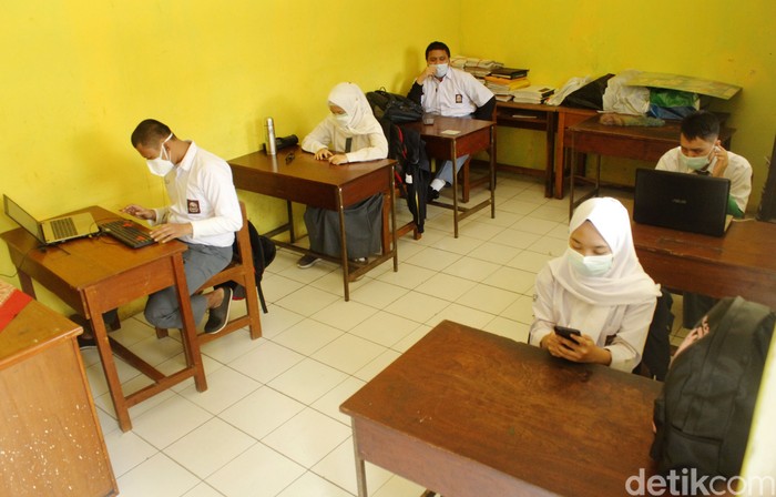 SLBN A Kota Bandung mulai menggelar pembelajaran tatap muka (PTM). Para siswa pun bersyukur dengan adanya tatap muka tersebut.