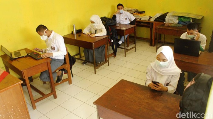 SLBN A Kota Bandung Sudah Mulai Tatap Muka SLBN A Kota Bandung mulai menggelar pembelajaran tatap muka (PTM). Para siswa pun bersyukur dengan adanya tatap muka tersebut.