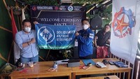 Ketua Serikat Awak Kapal dan Transportasi Indonesia (SAKTI) Dewa Nyoman Susilayasa (kanan) bersama Ketua Federasi Pekerja Pelabuhan Indonesia (FPPI) Nova Sofyan Hakim (kiri) saat mengumumkan secara resmi bergabung dengan Internation Transportworkers’ Federation (ITF), di Jakarta Utara, Rabu, (15/9/2021).    