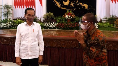 Potret Suroto: Bentangkan Poster, Diciduk lalu Diundang Jokowi