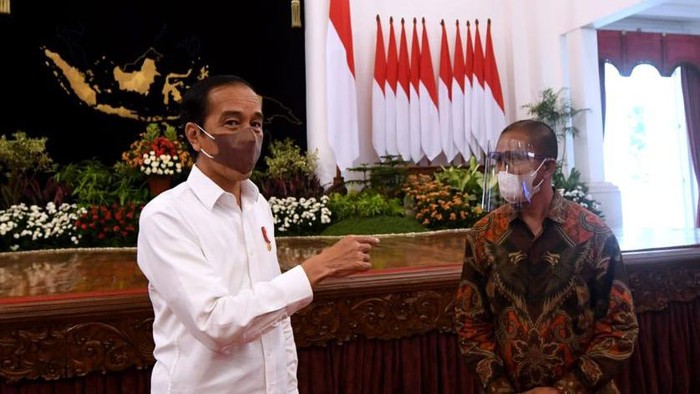 Suroto, Peternak Ayam yang bawa poster lalu diamankan polisi diundang Jokowi ke Istana