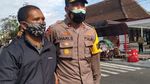 Potret Suroto: Bentangkan Poster, Diciduk lalu Diundang Jokowi