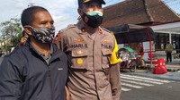 Aksinya ini membuat polisi bertindak. Suroto langsung diamankan meski hanya berlangsung 1,5 jam. Polisi sempat membawa Suroto ke kantor untuk dimintai kartu identitas. Dia juga didokumentasikan, setelah itu baru dipulangkan. (Foto: Istimewa)