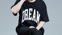 Tablo tidak hanya pandai menulis lirik lagu dan ngerap. Idol KPop ini diketahui memiliki IQ setara dengan Albert Einstein yaitu 160. Tablo juga berhasil berkuliah di Stanford University dengan jurusan Sastra Inggris untuk S1-nya. Sedangkan untuk S2-nya yaitu penulisan kreatif. Foto: Instagram Tablo