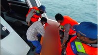 Korban yang diketahui bernama Adam (19) ditemukan pada Selasa (14/9) sekitar pukul 17.20 WIB pada radius 0,2 NM dari lokasi kejadian oleh tim SAR gabungan. (Foto: Dok. Instagram Kantor SAR Jakarta)
