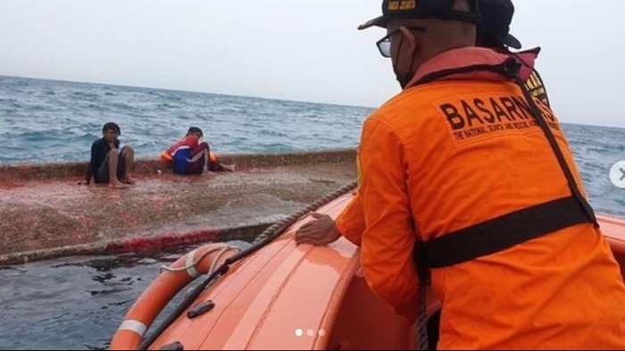 Tim SAR gabungan menemukan 1 korban tewas dan menyelamatkan 6 korban selamat KM Elang yang terbalik di Pulau Damar, Kepulauan Seribu