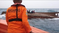 KM Elang Laut terbalik pada Selasa (14/9) sekitar pukul 05.00 WIB di Perairan Pulau Damar, Kepulauan Seribu. Kapal nelayan tersebut sedang melakukan perjalanannya dari Pelabuhan Muara Angke untuk melaut mencari ikan, kemudian dihantam gelombang yang cukup tinggi yang menyebabkan kapal tersebut terbalik. (Foto: Dok. Instagram Kantor SAR Jakarta)