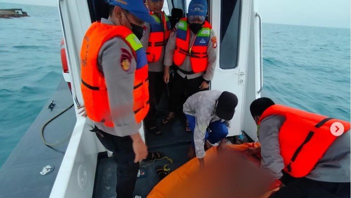 Tim SAR gabungan menemukan 1 korban tewas dan menyelamatkan 6 korban selamat KM Elang yang terbalik di Pulau Damar, Kepulauan Seribu