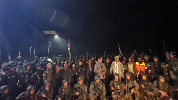 Tim SAR yang melakukan evakuasi 3 jenazah pesawat rimbun air