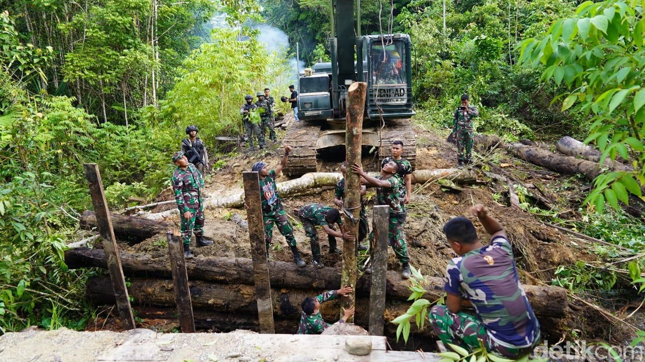 TNI-Polri di wilayah Maybrat memperbaiki jembatan di Kabupaten Maybrat, Papua Barat. Jembatan itu sebelumnya dirusak Komite Nasional Papua Barat (KNPB). (dok Kodam Kasuari)