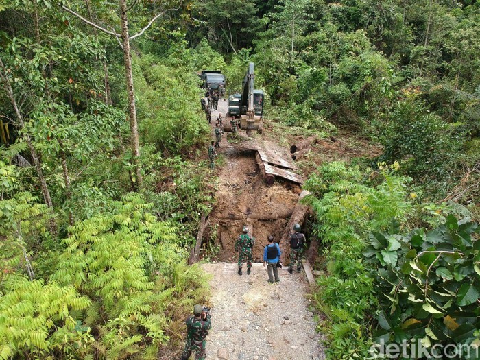 TNI-Polri di wilayah Maybrat memperbaiki jembatan di Kabupaten Maybrat, Papua Barat. Jembatan itu sebelumnya dirusak Komite Nasional Papua Barat (KNPB). (dok Kodam Kasuari)