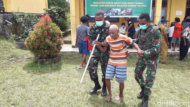 TNI-Polri di wilayah Maybrat memperbaiki jembatan di Kabupaten Maybrat, Papua Barat. Jembatan itu sebelumnya dirusak Komite Nasional Papua Barat (KNPB). (dok Kodam Kasuari)