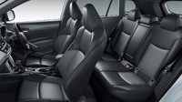 Corolla Cross di Jepang menghadirkan sistem keselamatan Toyota Safety Sense sebagai standar. Di dalamnya terdapat fitur pengereman darurat otonom dengan deteksi pejalan kaki dan pesepeda, adaptive cruise control, lane centring assist, blind spot monitoring, traffic sign recognition, automatic high beam, pedal misapplication control dan kamera mundur. Foto: Dok. Toyota Motor Corporation