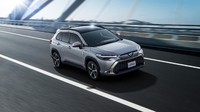 Di Jepang, Corolla Cross JDM dijual mulai dari 1.999.000 (Rp 259 jutaan) untuk tipe X bensin hingga 3.199.000 yen (Rp 519 juta) untuk varian Hybrid Z dengan sistem E-Four. Harga itu lebih murah dibandingkan Corolla Cross yang dijual di Indonesia dengan harga Rp 463.510.000 sampai Rp 521.480.000. Foto: Dok. Toyota Motor Corporation
