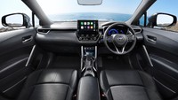 Interior Corolla Cross JDM masih sama dengan Corolla Cross sebelumnya. Mobil ini menampilkan desain dasbor horizontal yang serupa, sistem hiburan layar sentuh, dan jok yang masih sama. Kabin dilengkapi dengan lampu LED yang memberikan tampilan mewah tapi santai. Foto: Dok. Toyota Motor Corporation