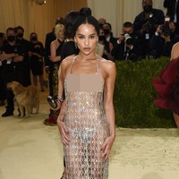 Penyanyi dan aktris Zoe Kravitz mengenakan gaun transparan jaring-jaring yang dipadu dengan thong berwarna senada dengan busananya. Naked dress Zoe ini merupakan karya desainer Saint Laurent. Foto: Evan Agostini/Invision/AP