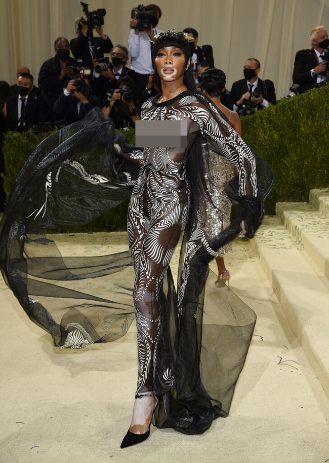 Satu lagi artis yang memakai karya desainer Iris van Herpen di Met Gala 2021. Dia adalah top model Winnie Harlow yang dikenal dengan kondisi kulit vitiligo. Foto: Evan Agostini/Invision/AP