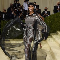 Satu lagi artis yang memakai karya desainer Iris van Herpen di Met Gala 2021. Dia adalah top model Winnie Harlow yang dikenal dengan kondisi kulit vitiligo. Foto: Evan Agostini/Invision/AP