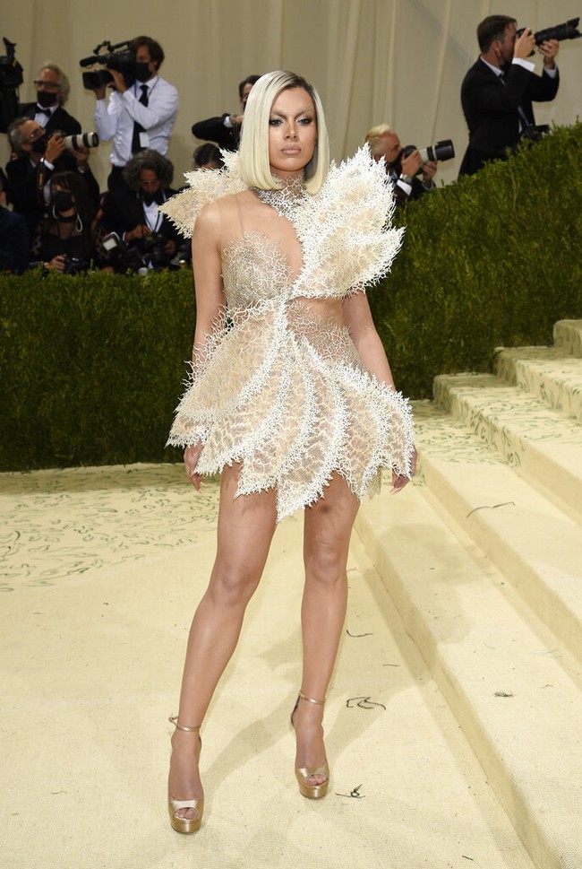 Desainer Belanda, Iris van Herpen, menghadirkan tren naked dress di Met Gala 2021. Salah satu naked dress rancangannya dipakai oleh Hailee Steinfeld. Foto: Evan Agostini/Invision/AP