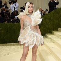 Desainer Belanda, Iris van Herpen, menghadirkan tren naked dress di Met Gala 2021. Salah satu naked dress rancangannya dipakai oleh Hailee Steinfeld. Foto: Evan Agostini/Invision/AP