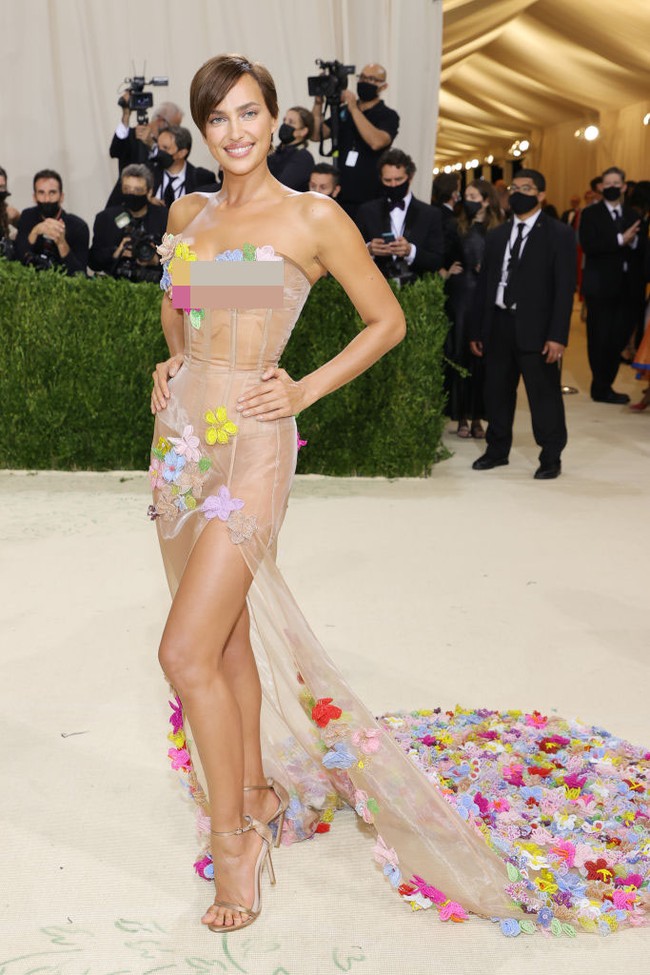 Model yang dikenal sebagai mantan kekasih Cristiano Ronaldo, Irina Shayk juga bergaya dengan naked dress di Met Gala 2021. Irina memakai gaun nude transparan dengan detail bunga warna-warni dari Moschino. Foto: Evan Agostini/Invision/AP