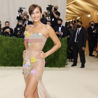 Model yang dikenal sebagai mantan kekasih Cristiano Ronaldo, Irina Shayk juga bergaya dengan naked dress di Met Gala 2021. Irina memakai gaun nude transparan dengan detail bunga warna-warni dari Moschino. Foto: Evan Agostini/Invision/AP