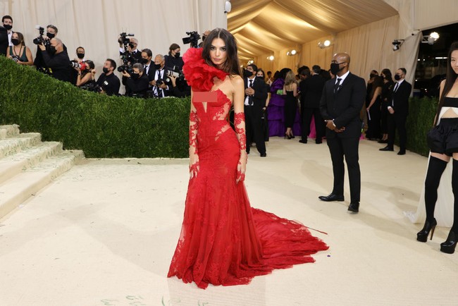 Gaun lace merah menonjolkan keseksian Emrata di Met Gala 2021. Busana yang dikenakannya tampak memeluk tubuhnya dengan sempurna. Foto: Mike Coppola/Getty Images