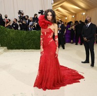 Gaun lace merah menonjolkan keseksian Emrata di Met Gala 2021. Busana yang dikenakannya tampak memeluk tubuhnya dengan sempurna. Foto: Mike Coppola/Getty Images
