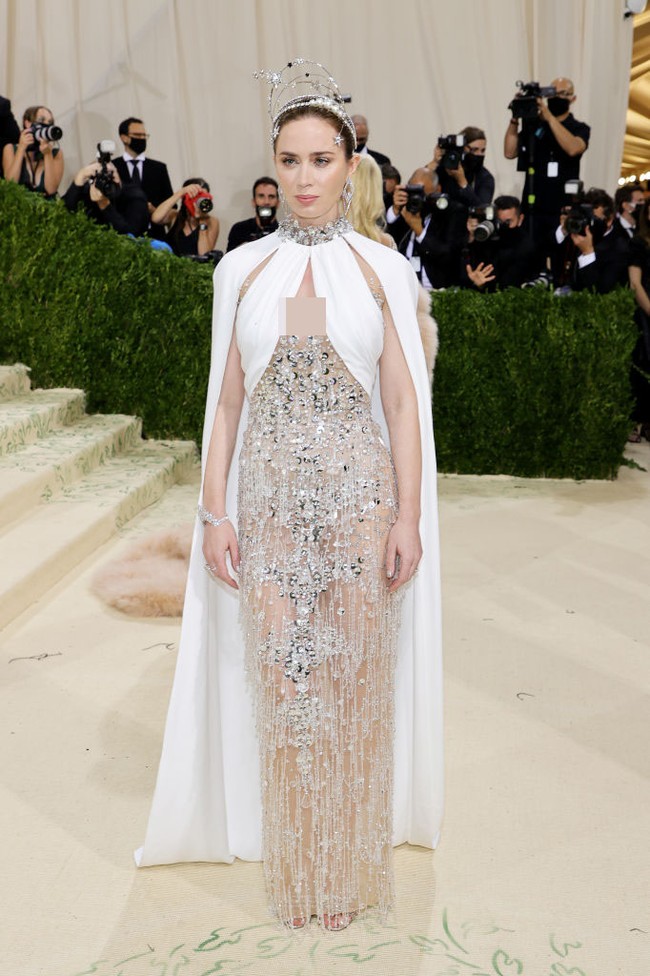 Aktris Inggris Emily Blunt tampil bak dewi dengan gaun semi transparan di Met Gala 2021. Bintang film A Quiet Place itu memakai gaun karya Miu Miu. Foto: Evan Agostini/Invision/AP