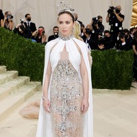 Aktris Inggris Emily Blunt tampil bak dewi dengan gaun semi transparan di Met Gala 2021. Bintang film A Quiet Place itu memakai gaun karya Miu Miu. Foto: Evan Agostini/Invision/AP