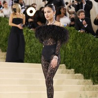 Penyanyi dan bintang Disney Channel, Olivia Rodrigo, tampil dengan perpaduan busana jaring dan bulu dari desainer Saint Laurent. Foto: Evan Agostini/Invision/AP