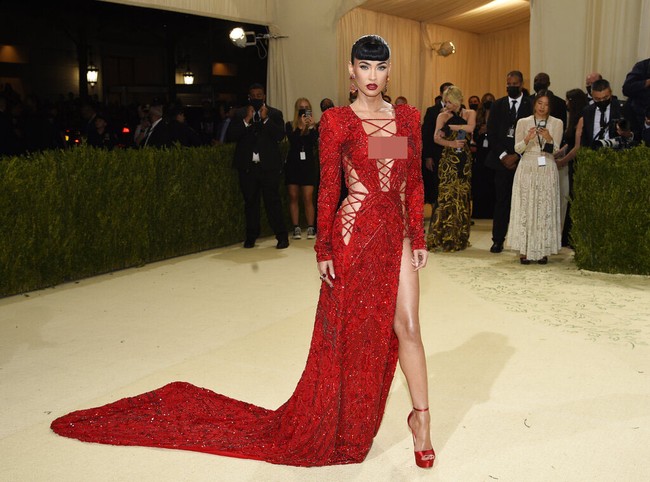 Megan Fox kembali bergaya super seksi di Met Gala 2021 setelah sebelumnya nyaris tanpa busana di MTV VMAs. Kali ini Megan bergaya dengan naked dress dari desainer Peter Dundas. Foto: Evan Agostini/Invision/AP