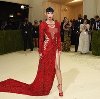 Megan Fox kembali bergaya super seksi di Met Gala 2021 setelah sebelumnya nyaris tanpa busana di MTV VMAs. Kali ini Megan bergaya dengan naked dress dari desainer Peter Dundas. Foto: Evan Agostini/Invision/AP