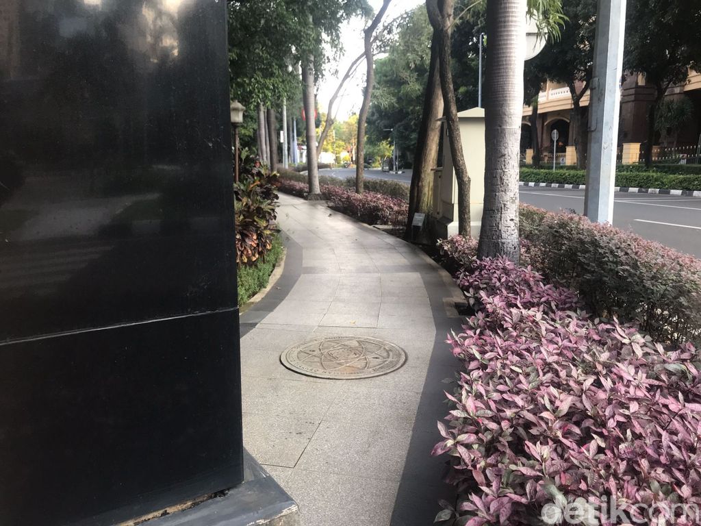 Trotoar di SBD yang dikeluhkan warganet di Twitter terhalang tiang papan reklame, masih ada celah bagi pejalan kaki. 15 September 2021. (Faiz Iqbal Maulid/detikcom)