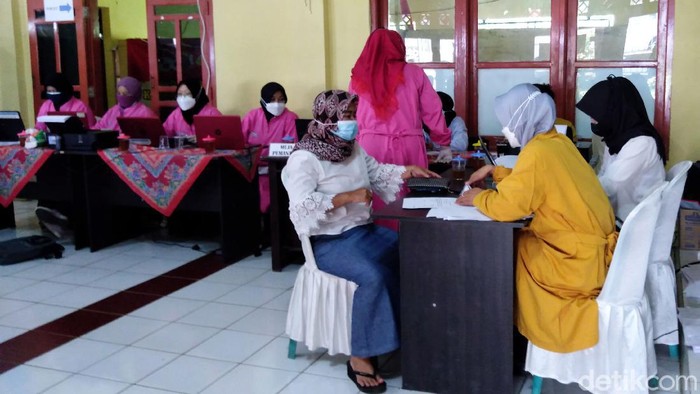Unik, Ada Vaksinasi Berhadiah Kambing di Purbalingga Program vaksinasi dengan cara unik digelar di Desa Serayularangan, Mrebet, Purbalingga, Jateng. Pemerintah desa menyediakan hadiah menarik, salah satunya kambing.
