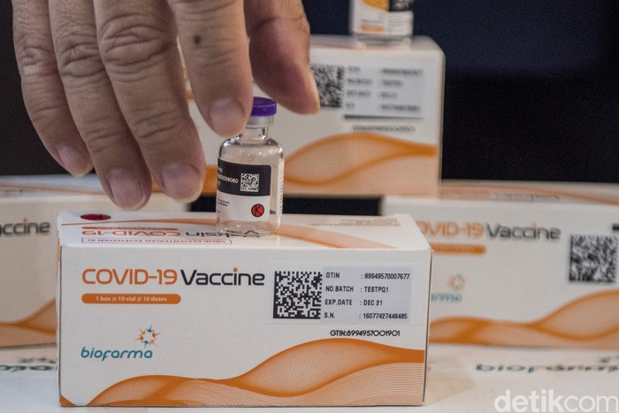Kemasan vaksin COVID-19 diperlihatkan di Command Center serta Sistem Manajemen Distribusi Vaksin (SMDV), Bio Farma, Bandung, Jawa Barat, Kamis (7/1/2021). ANTARA FOTO/M Agung Rajasa/aww.