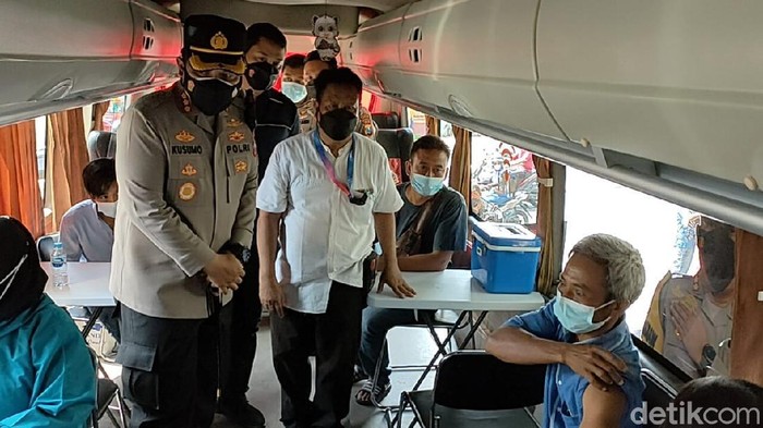 Polisi Sidoarjo terus melakukan percepatan vaksinasi COVID-19. Kali ini, vaksinasi menyasar keluarga wartawan dan masyarakat umum.
