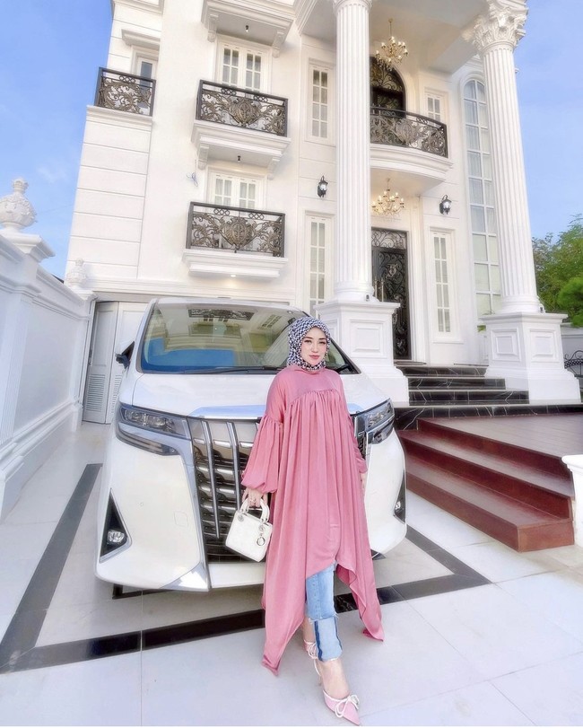 Tidak ada kata terlambat untuk menuju sukses. Ngontrak di rumah bantuan tsunami di tahun 2016, punya istana rumah impian tahun 2021, tulis akun TikTok @shellasaukia. Hingga Rabu (15/9/2021) video tersebut sudah ditonton lebih dari 14,8 juta Views, mendapat 1,5 juta Views dan 7.040 komentar. Dalam kolom komentar TikTik Shella, warganet takjub dengan perubahan hidup wanita tersebut. Foto: Dok. Instagram @shellasaukiaofficial.