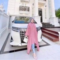 Tidak ada kata terlambat untuk menuju sukses. Ngontrak di rumah bantuan tsunami di tahun 2016, punya istana rumah impian tahun 2021, tulis akun TikTok @shellasaukia. Hingga Rabu (15/9/2021) video tersebut sudah ditonton lebih dari 14,8 juta Views, mendapat 1,5 juta Views dan 7.040 komentar. Dalam kolom komentar TikTik Shella, warganet takjub dengan perubahan hidup wanita tersebut. Foto: Dok. Instagram @shellasaukiaofficial.