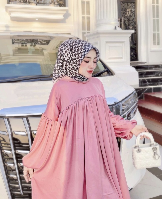 Sampai booming banget pas di tahun 2016. Karena nama Shella Saukia sudah melejit di situlah saya mulai dikenal banyak orang. Dan orderan melejit dari jual satuan bisa jual grosir, tambahnya lagi. Wanita 30 tahun itu menyampaikan dalam usahanya berjualan dia pun mengalami jatuh bangun. Namun ia selalu berusaha untuk bangkit saat jatuh. Foto: Dok. Instagram @shellasaukiaofficial.