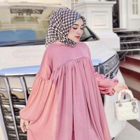 Sampai booming banget pas di tahun 2016. Karena nama Shella Saukia sudah melejit di situlah saya mulai dikenal banyak orang. Dan orderan melejit dari jual satuan bisa jual grosir, tambahnya lagi. Wanita 30 tahun itu menyampaikan dalam usahanya berjualan dia pun mengalami jatuh bangun. Namun ia selalu berusaha untuk bangkit saat jatuh. Foto: Dok. Instagram @shellasaukiaofficial.