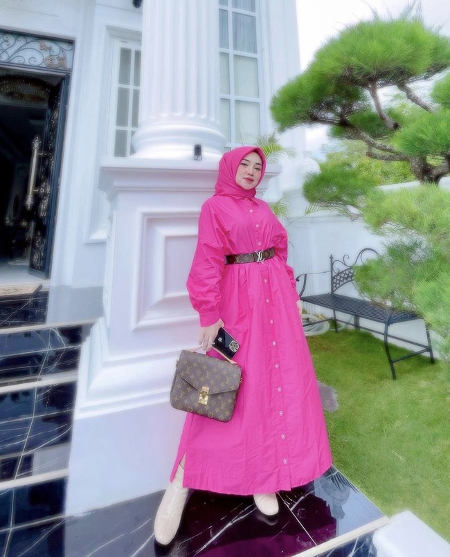 Setelah tsunami Aceh, Shella kehilangan rumah. Mereka pun kemudian menempati rumah bantuan dari pemerintah. Anak pertama dari empat orang bersaudara itu menceritakan awal mula bisa menempati rumah bantuan pemerintah tersebut. Di tahun 2014 saya merantau ke Banda Aceh. Merintis dari nol. Kebetulan waktu itu saya cuma mampu ngontrak di rumah bantuan tsunami. Karena kontrakannya murah dan bisa nyicil juga waktu itu, jelasnya. Foto: Dok. Instagram @shellasaukiaofficial.