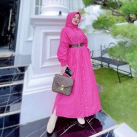 Setelah tsunami Aceh, Shella kehilangan rumah. Mereka pun kemudian menempati rumah bantuan dari pemerintah. Anak pertama dari empat orang bersaudara itu menceritakan awal mula bisa menempati rumah bantuan pemerintah tersebut. Di tahun 2014 saya merantau ke Banda Aceh. Merintis dari nol. Kebetulan waktu itu saya cuma mampu ngontrak di rumah bantuan tsunami. Karena kontrakannya murah dan bisa nyicil juga waktu itu, jelasnya. Foto: Dok. Instagram @shellasaukiaofficial.