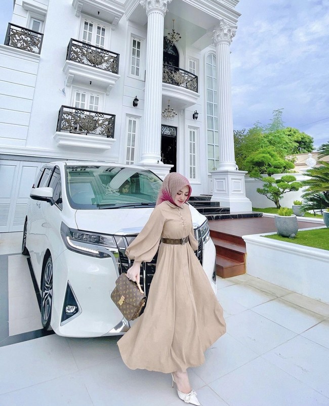 Hingga pada 2016, wanita berhijab itu mengunggah foto dagangannya ke media sosial. Foto dagangannya itu diletakkan di depan pintu rumah bantuan tsunami tersebut. Dan tak disangkannya fotonya langsung viral sampai ke negara tetangga Malaysia. Di tahun 2016 saya iseng fotoin jilbab. Saya hanya belanja 20 potong dari Jakarta. Saya iseng foto di depan pintu rumah bantuan tersebut. Tanpa disangka-sangka foto saya viral sama online shop Malaysia, tuturnya. Foto: Dok. Instagram @shellasaukiaofficial.