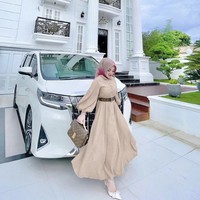 Hingga pada 2016, wanita berhijab itu mengunggah foto dagangannya ke media sosial. Foto dagangannya itu diletakkan di depan pintu rumah bantuan tsunami tersebut. Dan tak disangkannya fotonya langsung viral sampai ke negara tetangga Malaysia. Di tahun 2016 saya iseng fotoin jilbab. Saya hanya belanja 20 potong dari Jakarta. Saya iseng foto di depan pintu rumah bantuan tersebut. Tanpa disangka-sangka foto saya viral sama online shop Malaysia, tuturnya. Foto: Dok. Instagram @shellasaukiaofficial.