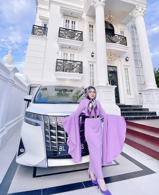 Setelah lulus sekolah, Shella merantau dari kampungnya di Aceh Tengah ke Banda Aceh. Saat itu Shella sudah menikah dan tinggal bersama suami serta buah hatinya. Shella membangun usaha kecil-kecilan tanpa modal. Anakku waktu itu masih bayi dan kecil di sana lah saya merintis usaha kecil-kecilan tanpa modal. Disupport juga sama sahabat-sahabatku waktu itu. Pendapatan sehari Rp 20-30 ribu cukup-cukup untuk beli susu dan makan aja, kata Shella. Foto: Dok. Instagram @shellasaukiaofficial.