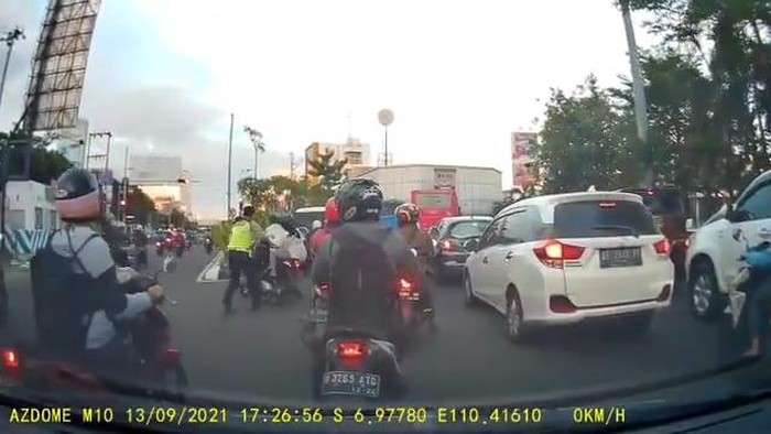 Viral pemotor jatuh saat dihentikan paksa polisi Semarang
