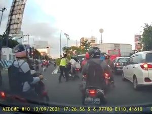 Viral! Pemotor Terjatuh Saat Dihentikan Paksa Polisi di Semarang