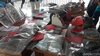 Selain itu ditemukan ratusan selongsong detonator, ayakan, kapas, timbangan, kertas, penumbuk dan lain-lain.